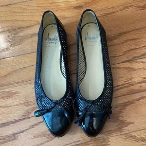 NWOT Amalfi Black Closed Toed Sandals With Bow
